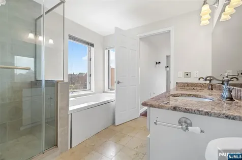 518 Ellery Court Edgewater NJ 07020