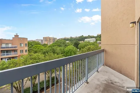 518 Ellery Court Edgewater NJ 07020