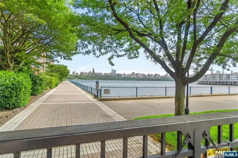 518 Ellery Court Edgewater NJ 07020