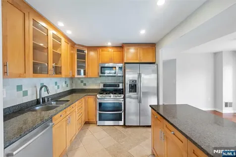 518 Ellery Court Edgewater NJ 07020