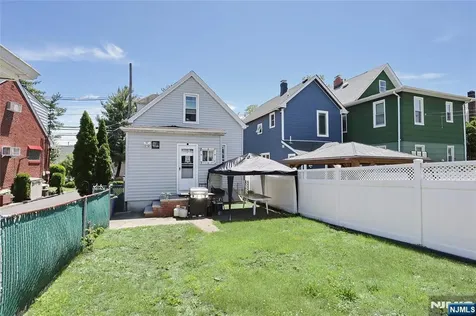 77 Columbus Avenue Garfield NJ 07026