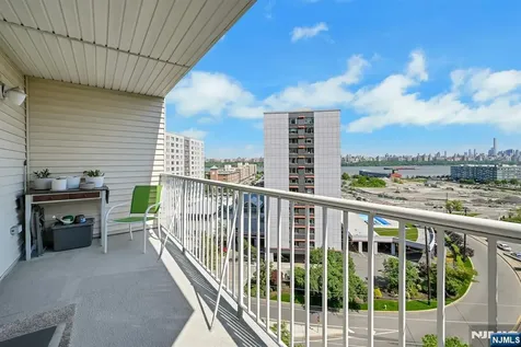 45 Legend Hills Drive Edgewater NJ 07020