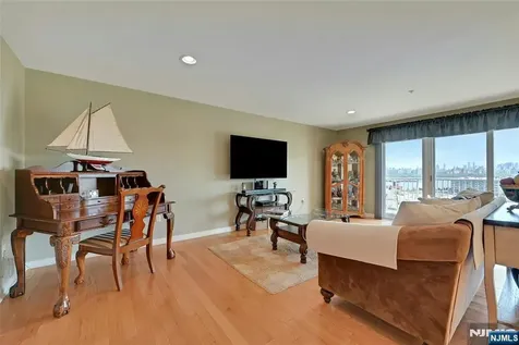 45 Legend Hills Drive Edgewater NJ 07020