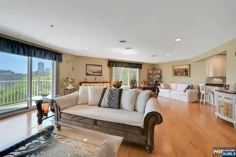 45 Legend Hills Drive Edgewater NJ 07020