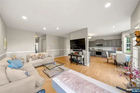 537 Coventry Drive Nutley NJ 07110