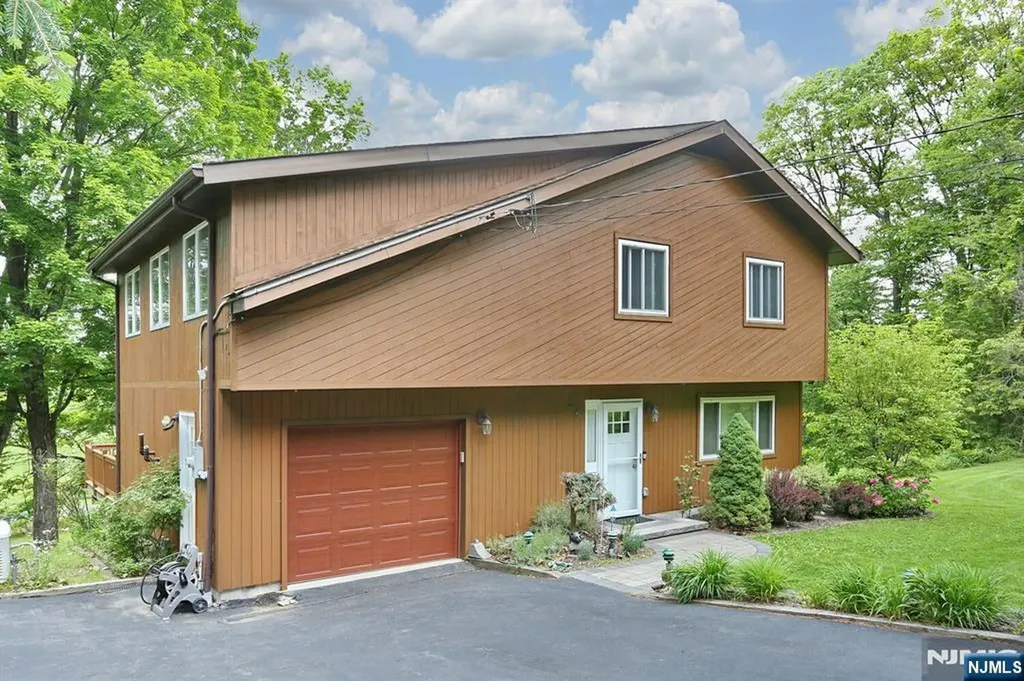 64 Larchmont Drive West Milford NJ 07421