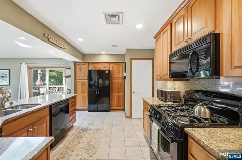 21 Lakeview Avenue Park Ridge NJ 07656