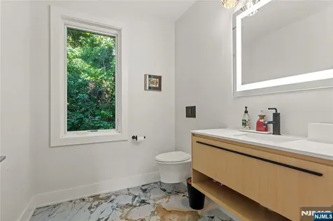 367 Park Avenue Weehawken NJ 07086