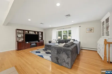 7 Kossuth Place Wayne NJ 07470