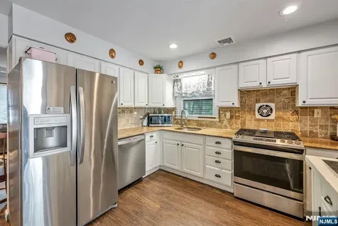 17 Canterbury Road Ringwood NJ 07456