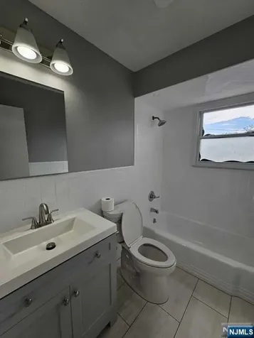 15 Dell Glen Lodi NJ 07644