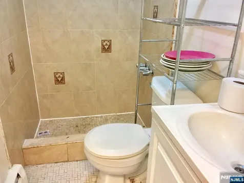32 President Street East Newark NJ 07029