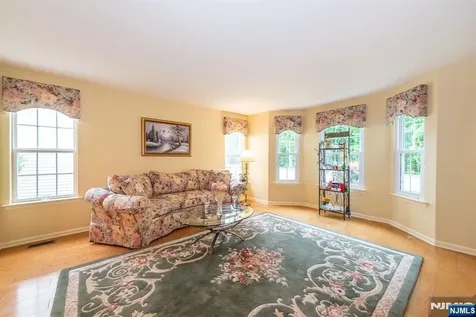 11 Burnham Drive Pequannock Township NJ 07444