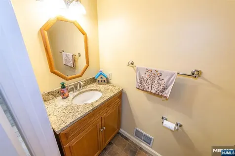 11 Burnham Drive Pequannock Township NJ 07444