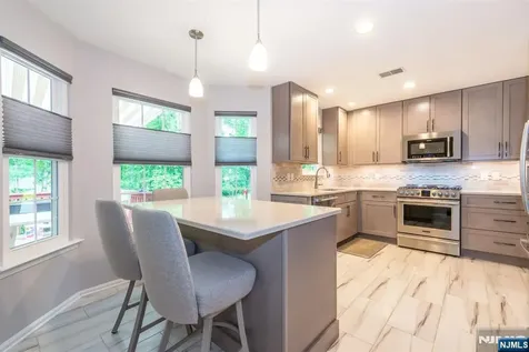 11 Burnham Drive Pequannock Township NJ 07444