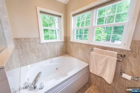 11 Burnham Drive Pequannock Township NJ 07444