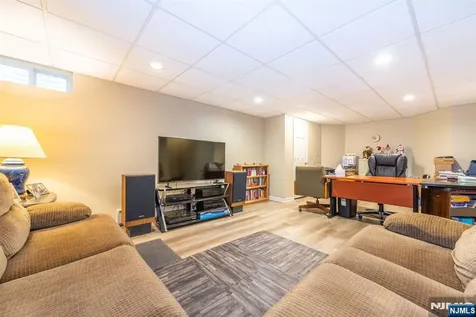 11 Burnham Drive Pequannock Township NJ 07444