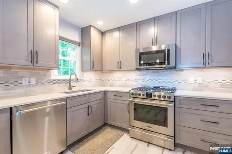 11 Burnham Drive Pequannock Township NJ 07444