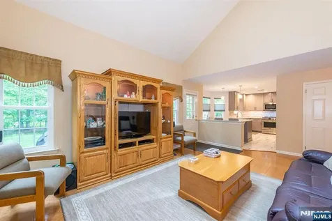 11 Burnham Drive Pequannock Township NJ 07444