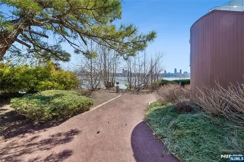 1055 River Road Edgewater NJ 07020