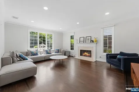 70 Mcelroy Avenue Fort Lee NJ 07024