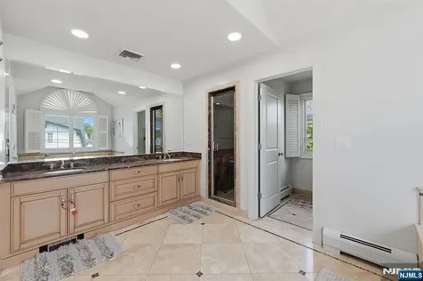 70 Mcelroy Avenue Fort Lee NJ 07024