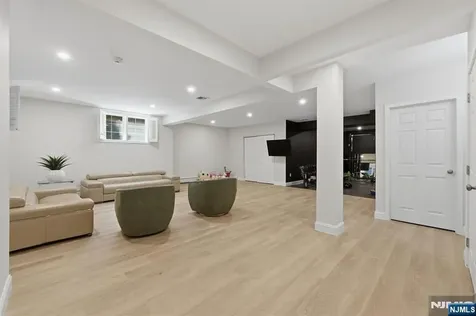 70 Mcelroy Avenue Fort Lee NJ 07024