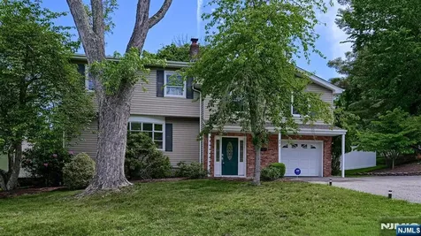42 Stirling Lane Wayne NJ 07470