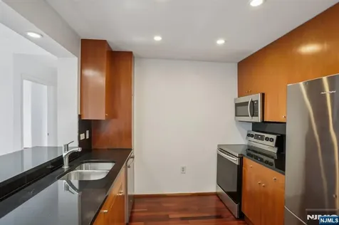 3110 City City Place Edgewater NJ 07020