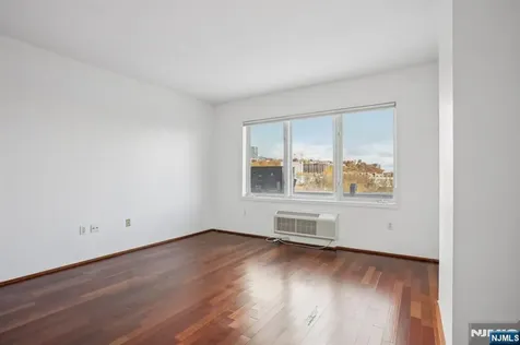 3110 City City Place Edgewater NJ 07020