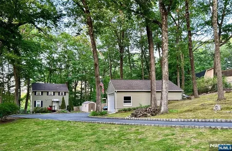 17 Highland Road Bloomingdale NJ 07403