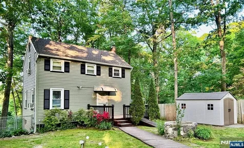 17 Highland Road Bloomingdale NJ 07403