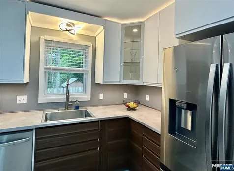 17 Highland Road Bloomingdale NJ 07403