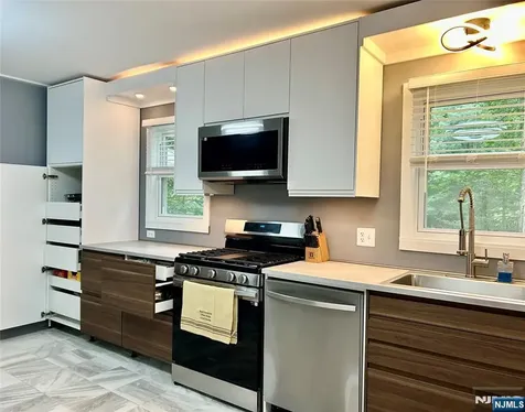 17 Highland Road Bloomingdale NJ 07403