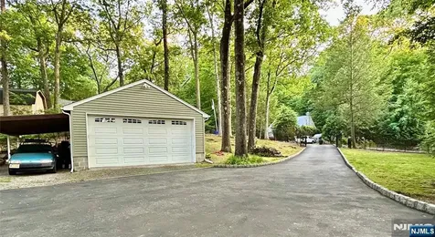17 Highland Road Bloomingdale NJ 07403