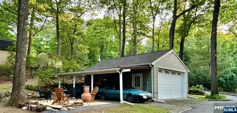 17 Highland Road Bloomingdale NJ 07403