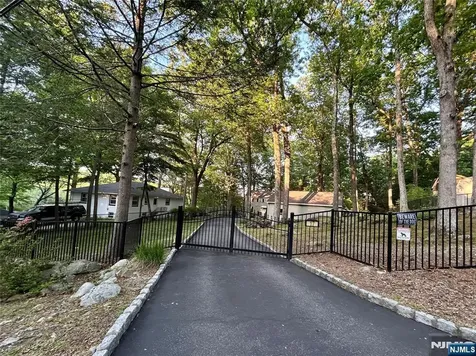 17 Highland Road Bloomingdale NJ 07403