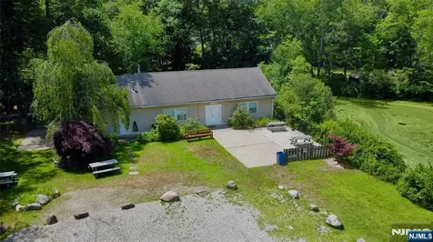 17 Highland Road Bloomingdale NJ 07403
