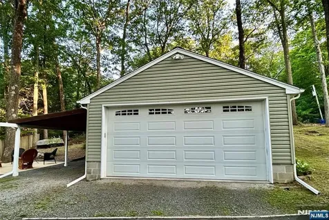 17 Highland Road Bloomingdale NJ 07403