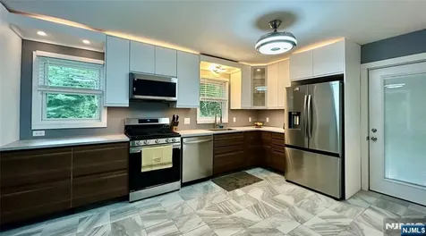 17 Highland Road Bloomingdale NJ 07403