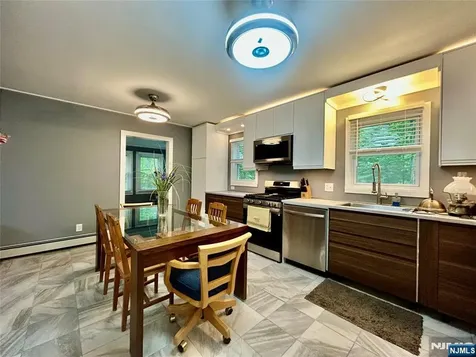 17 Highland Road Bloomingdale NJ 07403