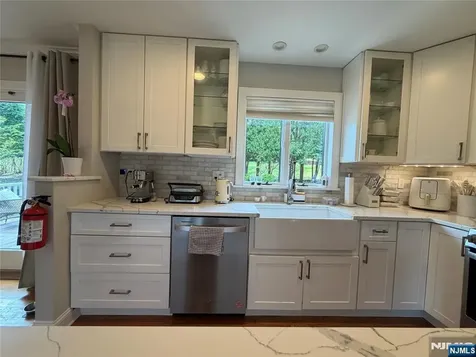 31 Clinton Lane Wayne NJ 07470