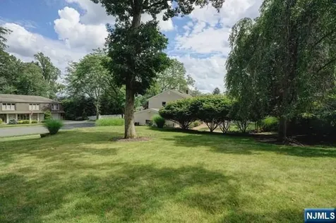 31 Clinton Lane Wayne NJ 07470