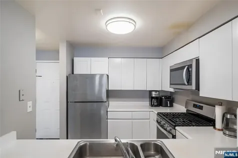 503 Hancock Court Edgewater NJ 07020