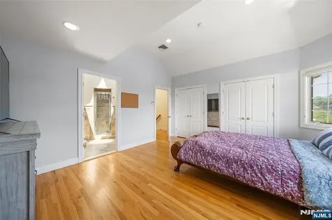 221B 4th Street Palisades Park NJ 07650