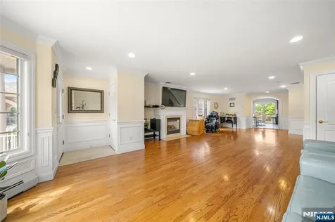 221B 4th Street Palisades Park NJ 07650