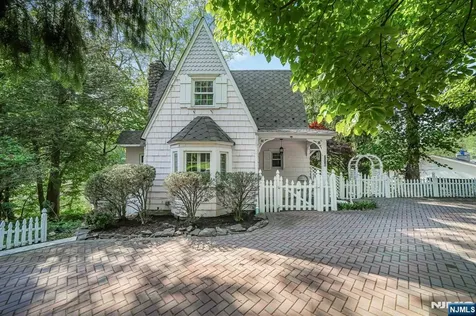 716 Colonial Road Franklin Lakes NJ 07417