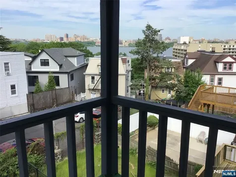 21 Valley Place Edgewater NJ 07020