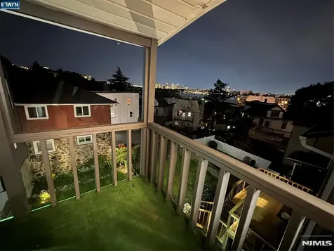 21 Valley Place Edgewater NJ 07020