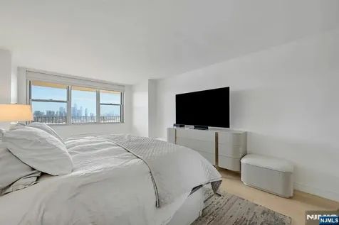 6040 Boulevard East West New York NJ 07093